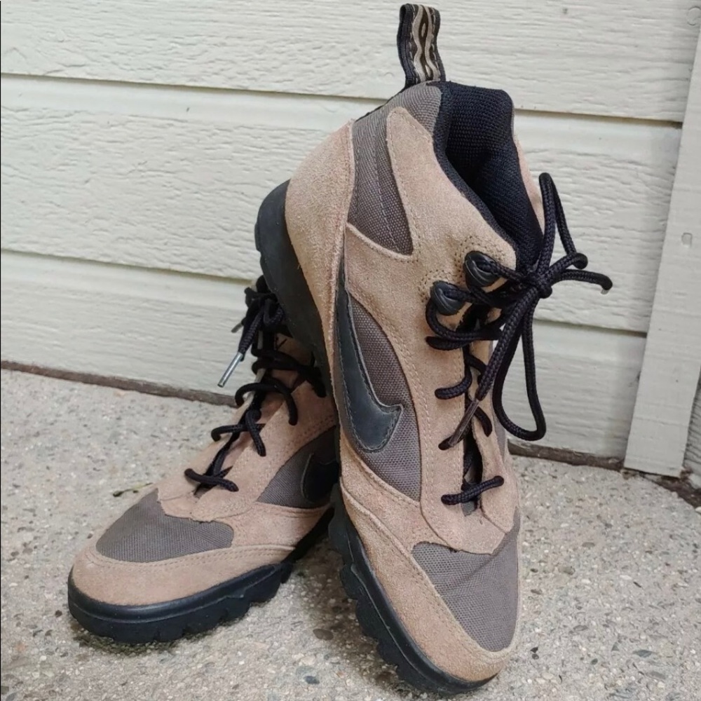 ✖️SOLD✖️ VINTAGE NIKE ACG CALDERA HIKING BOOTS